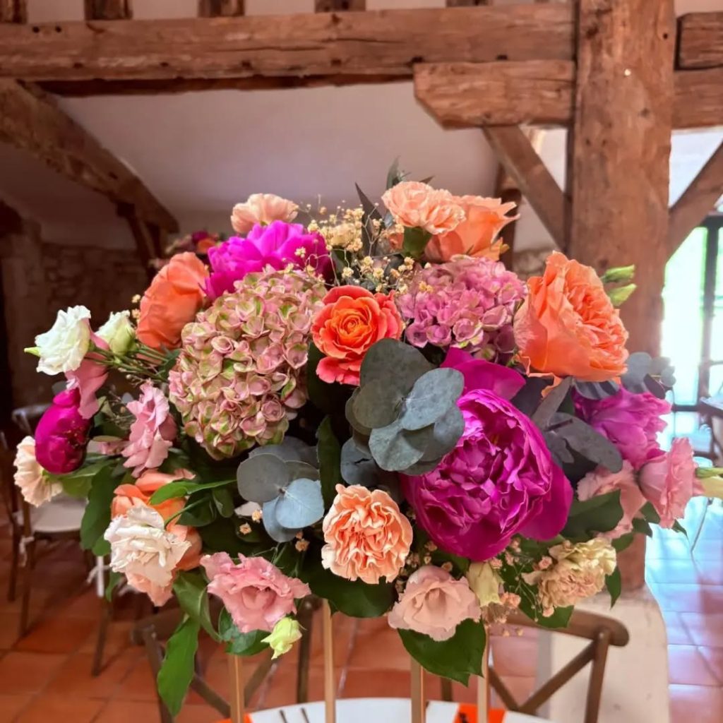 centre-table-hauteur-mariage-pivoine-fuchsia-orange-grignols