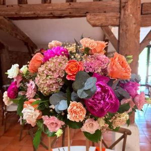 centre-table-hauteur-mariage-pivoine-fuchsia-orange-grignols